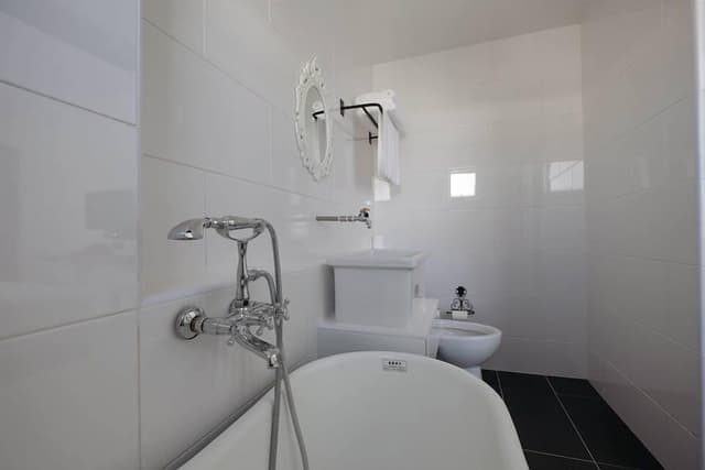 Deluxe Queen Bathtub Suite