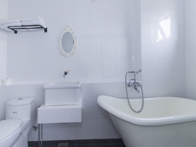 Family 4 Bathtub Suite
