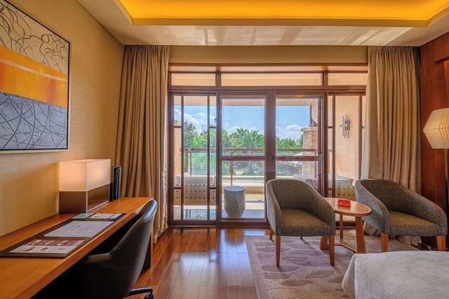 Standard Room, 1 King Bed, Club Lounge Access, Garden View