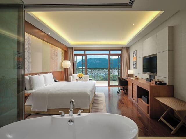 Standard Room, 1 King Bed, Club Lounge Access, Garden View