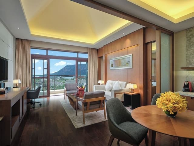 Standard Room, 1 King Bed, Club Lounge Access, Garden View