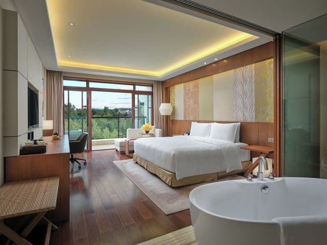 Standard Room, 1 King Bed, Club Lounge Access, Garden View