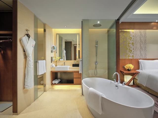Standard Room, 1 King Bed, Club Lounge Access, Garden View