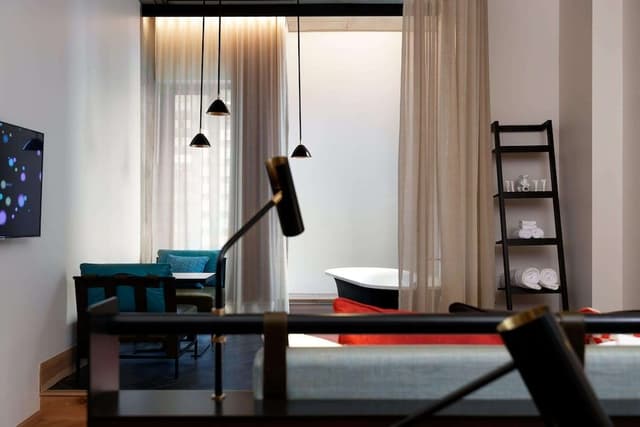 QT Corner King Room