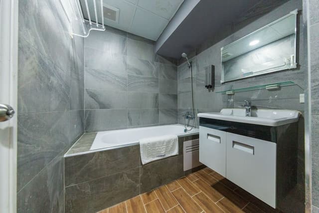 Deluxe Quadruple Room, Bathtub, City View