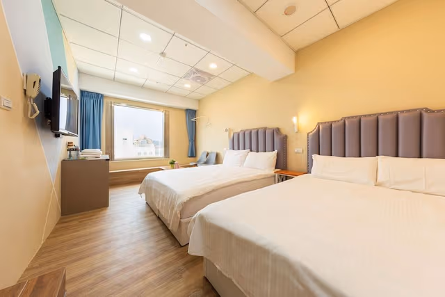 Deluxe Quadruple Room, Bathtub, City View
