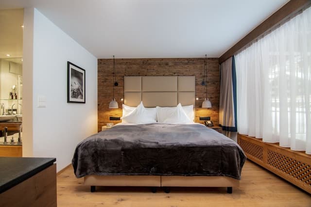 Junior Suite, 1 King Bed, Mountain View