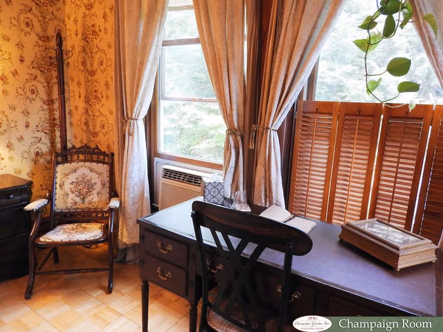 Champaign Room (2nd Floor)