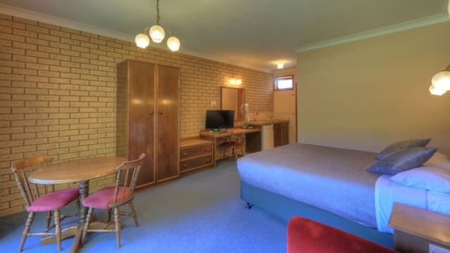 Queen Spa Room (Upstairs with Park View)