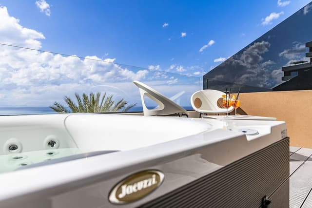 Double Room (Jacuzzi Deluxe)