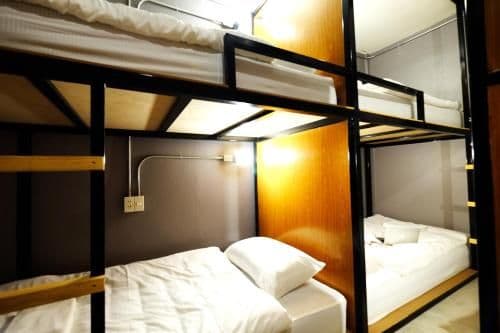 Family Room with Shared Bathroom for 5 People