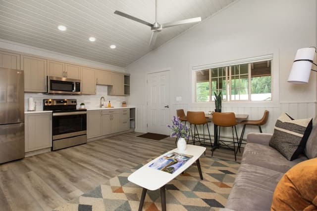 Twin Cabin (1 King, Full Kitchen, No Pets)