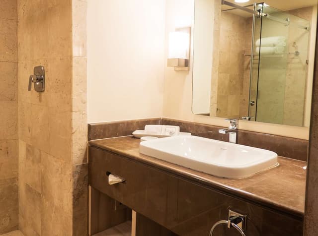 1 KG BED SUPERIOR-BALCONY ACCESSIBLE ROOM