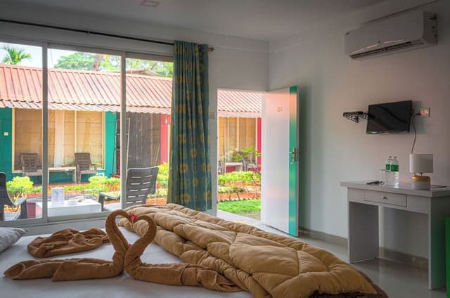 DELUXE AC GARDEN VIEW COTTAGE