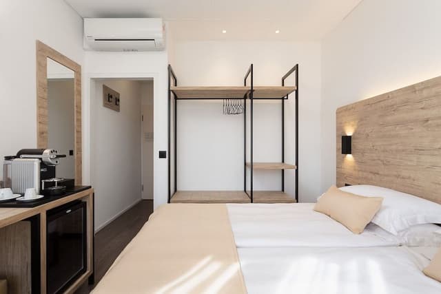 Room, Lake View