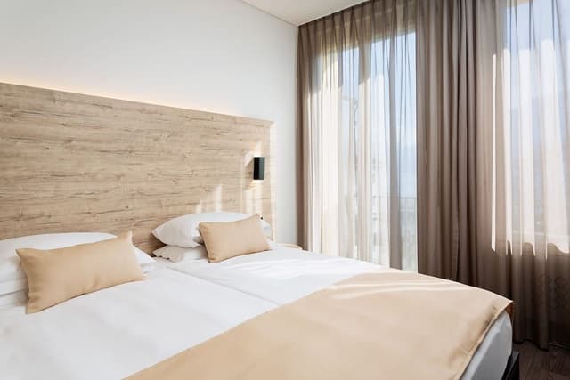 Room, Lake View
