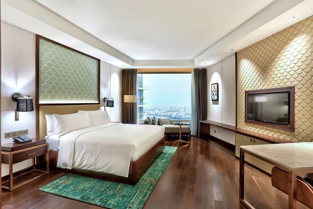 KING ONE BEDROOM SUITE CITY VIEW