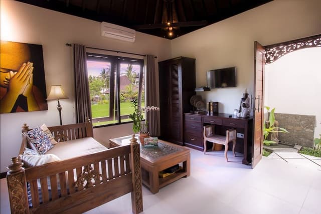 Deluxe King Suite with Rice Field View