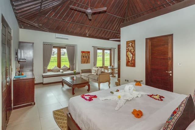 Deluxe King Suite with Rice Field View