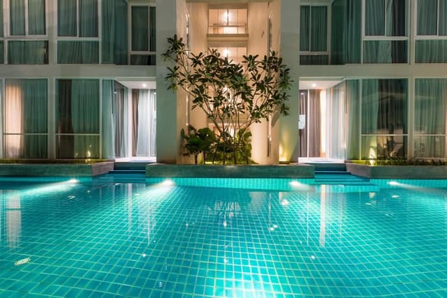 Deluxe Pool Access