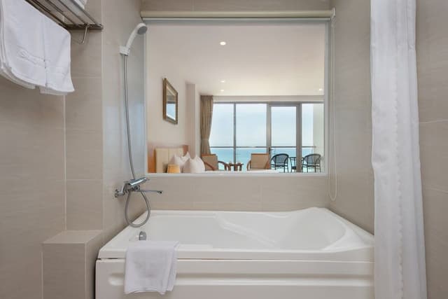 Suite, Seafront