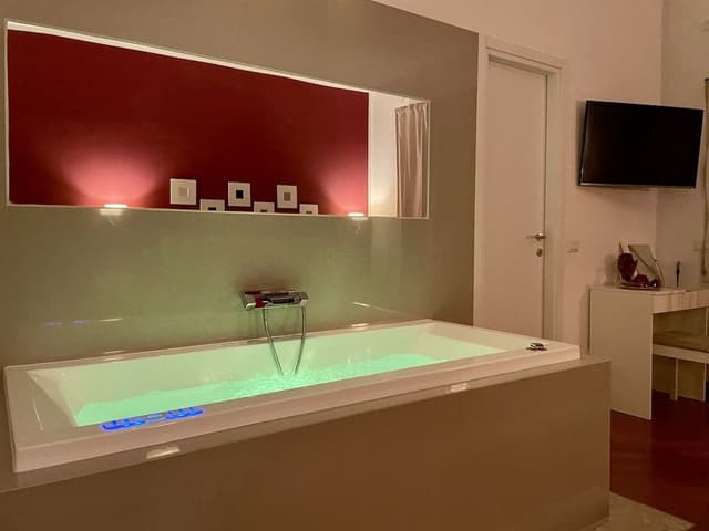 Luxury Suite, Jetted Tub