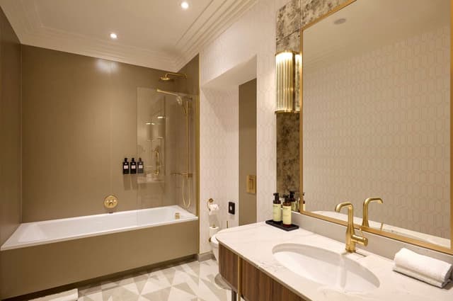 KING DELUXE COURTYARD ROOM