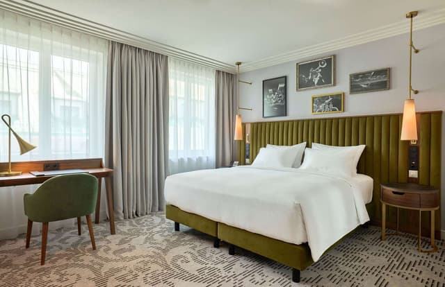 KING ACCESSIBLE COURTYARD ROOM
