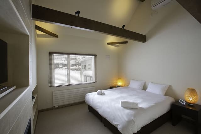 7 bedroom House (3 Double, 6 Single, 6 bunk beds)