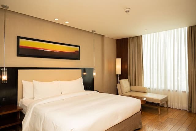 King Executive Room with Executive Lounge access includes breakfast, evening canapes, and cocktails.