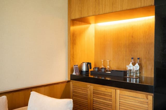 King Executive Room with Executive Lounge access includes breakfast, evening canapes, and cocktails.
