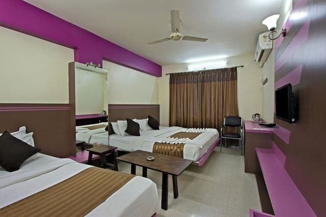DELUXE TRIPLE BED AC