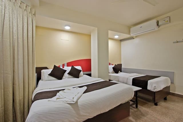 DELUXE TRIPLE BED AC