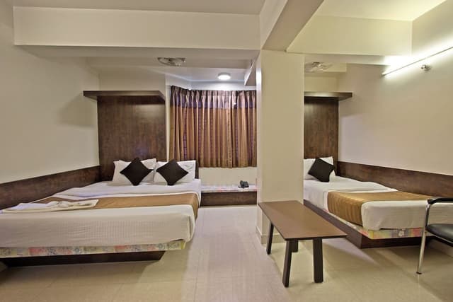 DELUXE TRIPLE BED AC