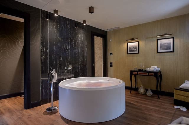 Honeymoon Suite, Jetted Tub