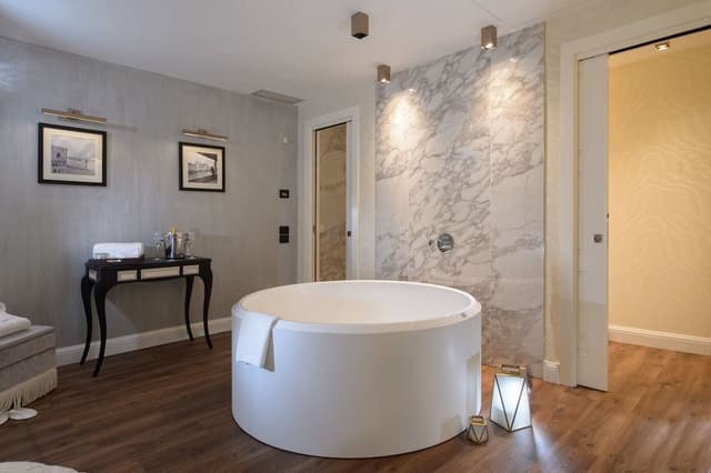 Honeymoon Suite, Jetted Tub
