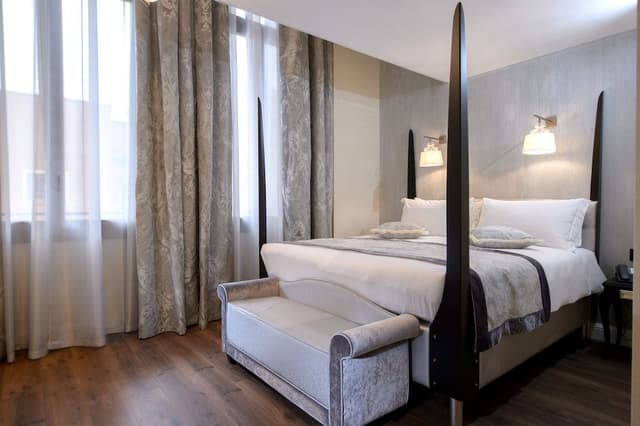 Honeymoon Suite, Jetted Tub