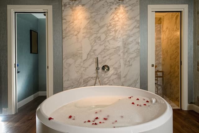Honeymoon Suite, Jetted Tub
