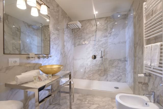 Honeymoon Suite, Jetted Tub