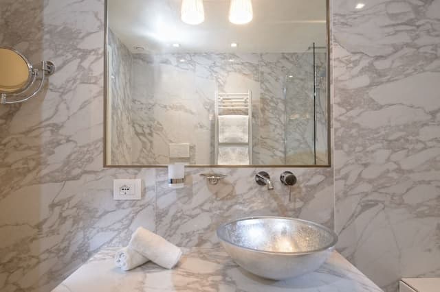 Honeymoon Suite, Jetted Tub