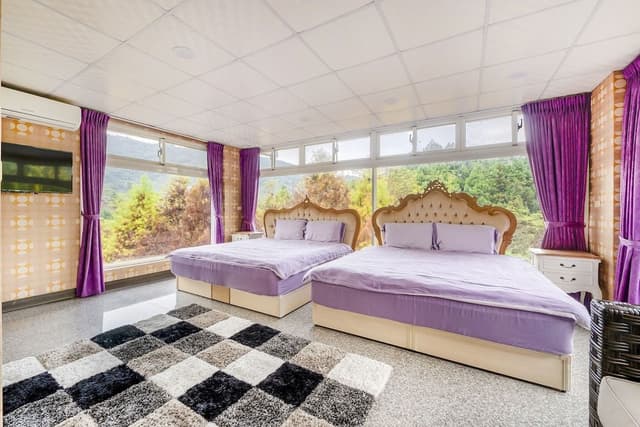 Quadruple Room, Bathtub