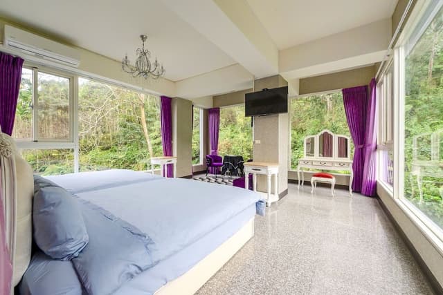 Quadruple Room, Bathtub