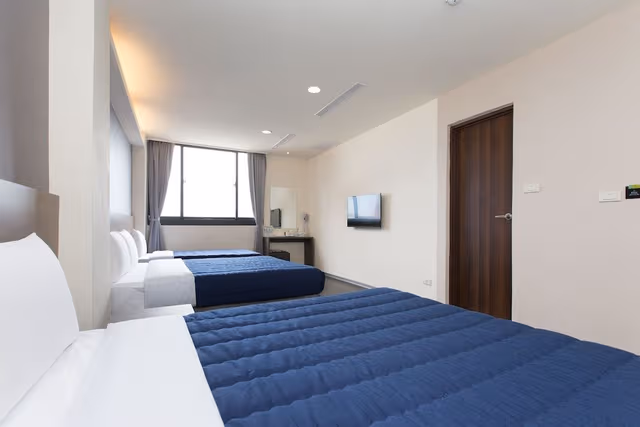 Five People Room