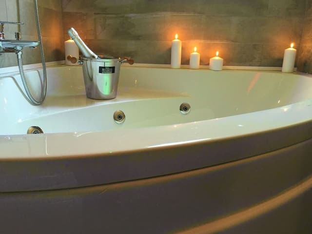 Junior Suite, Jetted Tub