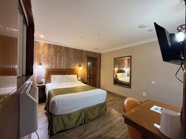 Classic Room, 1 Queen Bed, Roll-in Shower, Corner