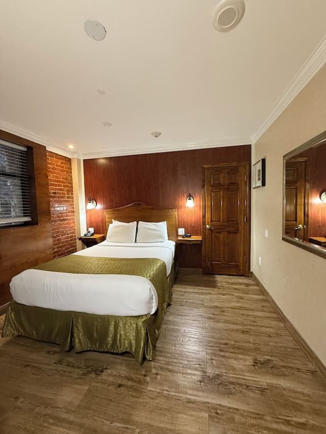 Classic Room, 1 Queen Bed, Roll-in Shower, Corner