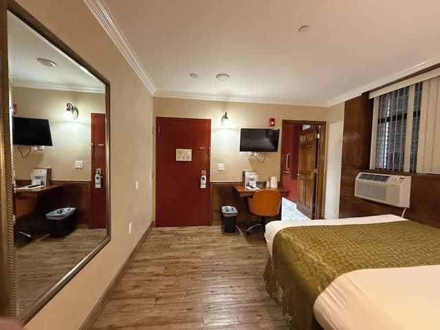Classic Room, 1 Queen Bed, Roll-in Shower, Corner