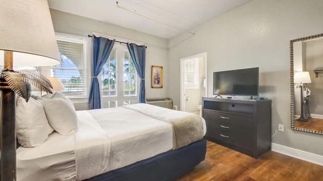 Premier Room, 1 King Bed, Terrace, Garden View