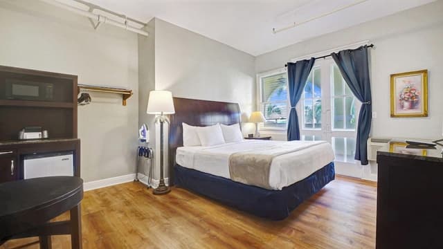 Premier Room, 1 King Bed, Terrace, Garden View