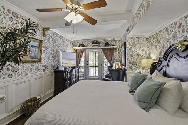 City Room, 1 King Bed, Patio, City View